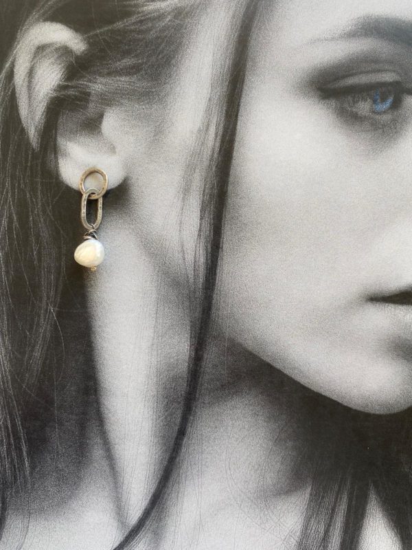 short silver + pearl texured oxidized link earrings minimal_